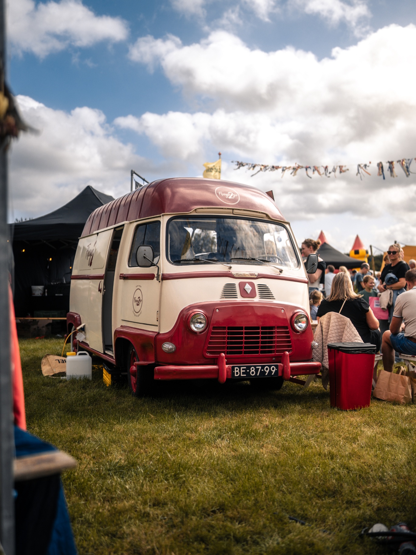 Culinair plein met lange tafels en livemuziek